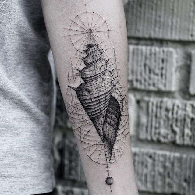 Tatuador Balazs Bercsenyi tatuagem minimalista abstrata